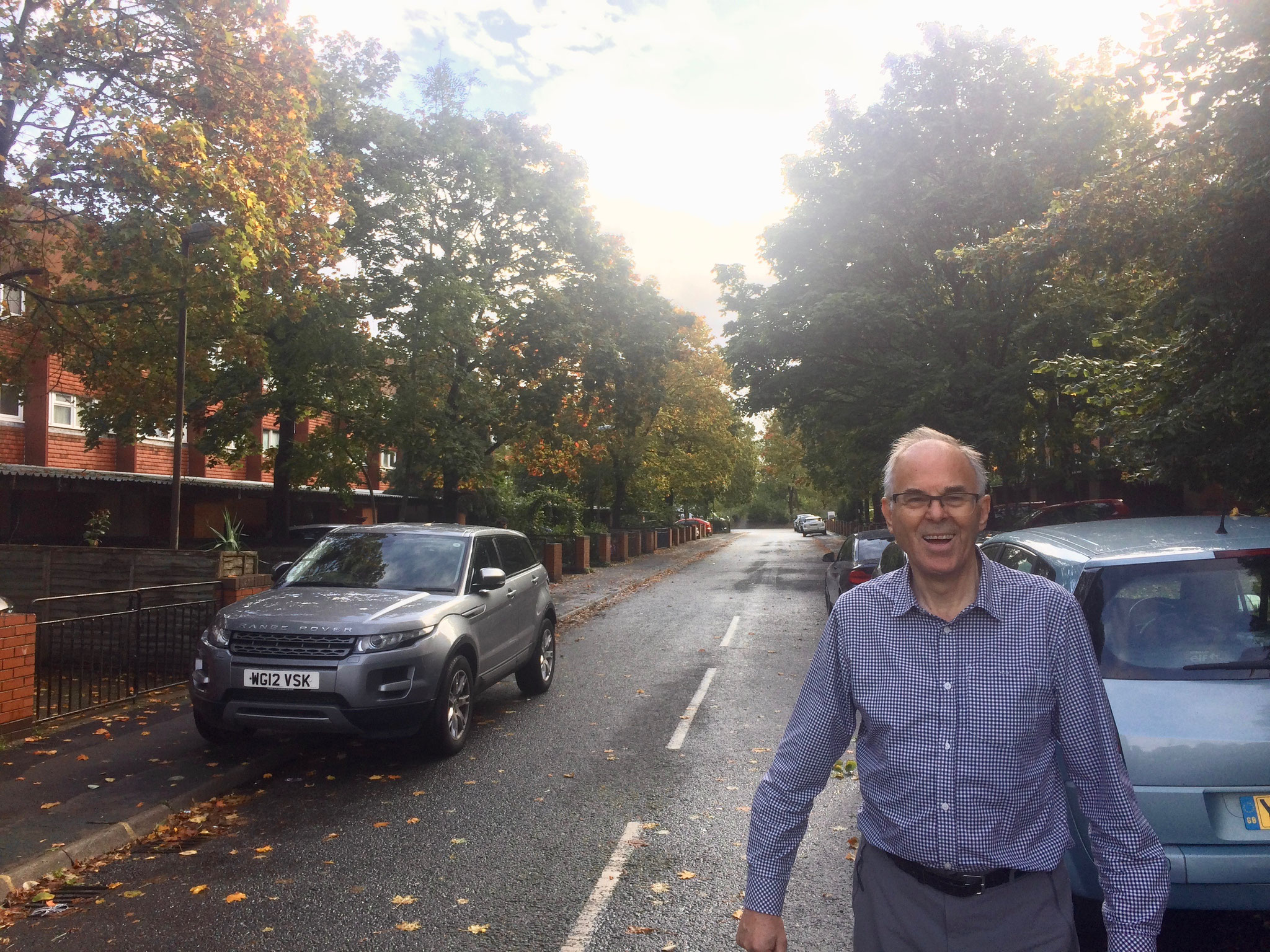 Spaziergang durch Fullers Slade - Häuser und Menschen verschwinden hinter den Bäumen