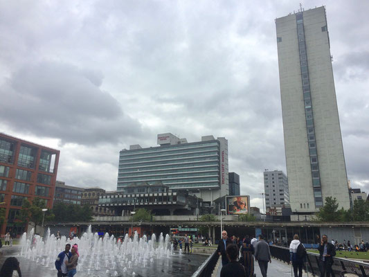 Picadilly Gardens: Eine Wasserfontäne, flankiert von schmalen Rasenflächen als Freiraum