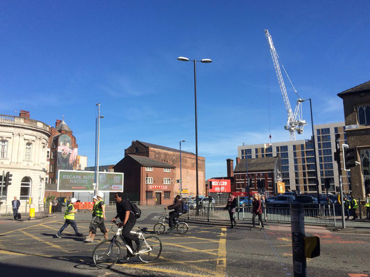 Typisches Bild aus Manchesters Innenstadt: Baukräne hinter historischen Gebäuden