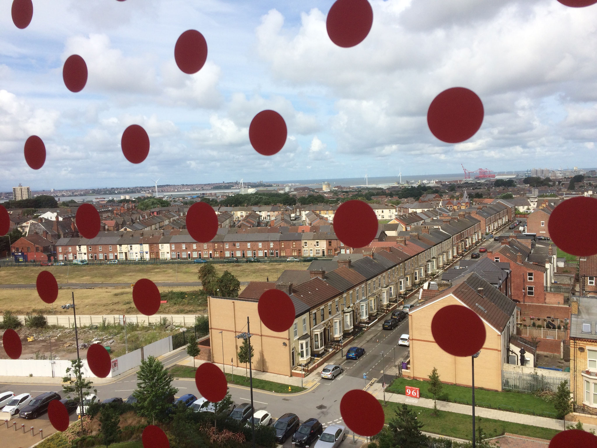 Blick aus dem Oberrang des LFC-Stadions (hinter Glas): links die Brachflächen, wo ein Hotel entstehen soll