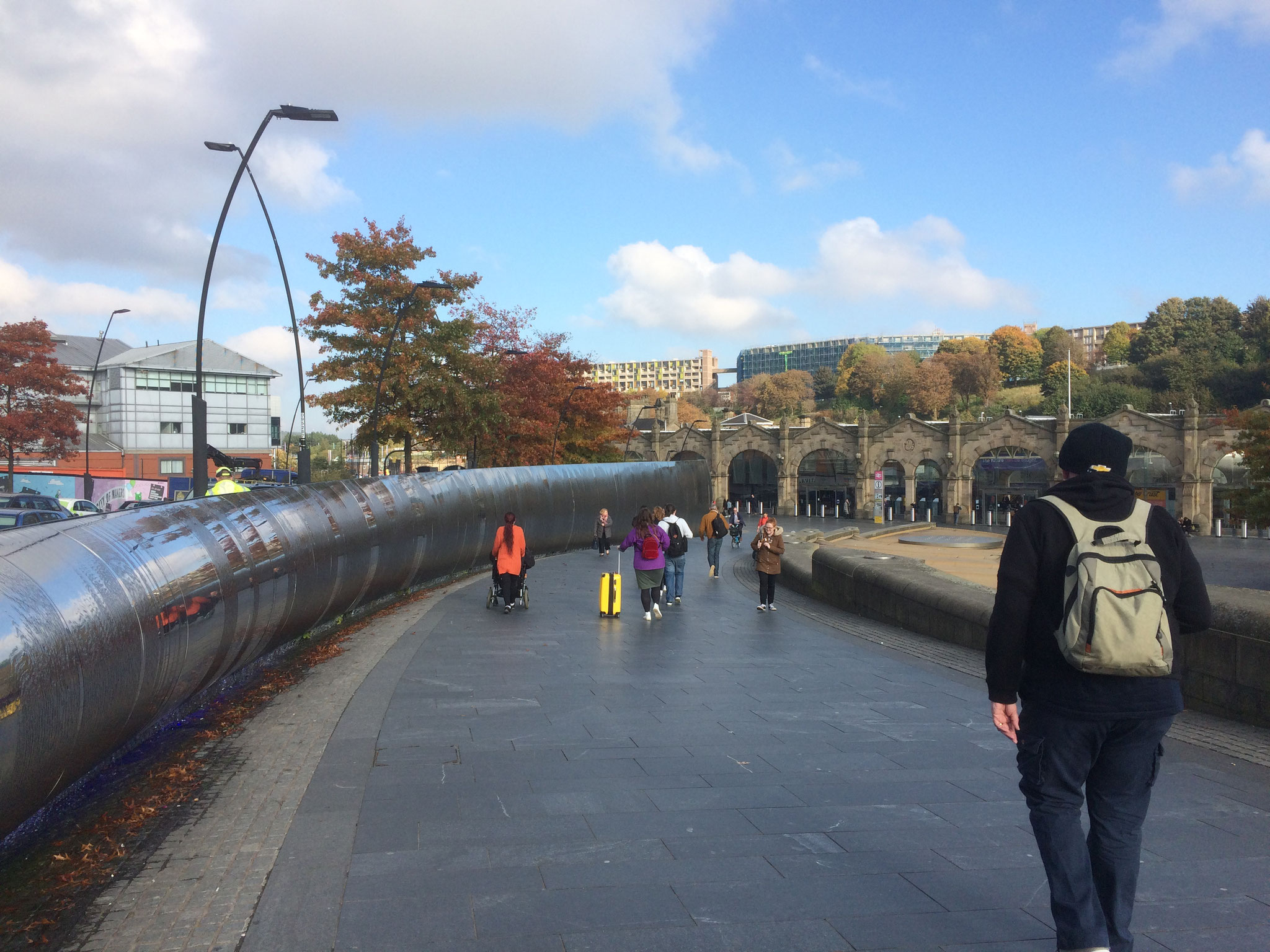 Vorplatz des Hauptbahnhofs: Am Horizont erkennt man Park Hill deutlich