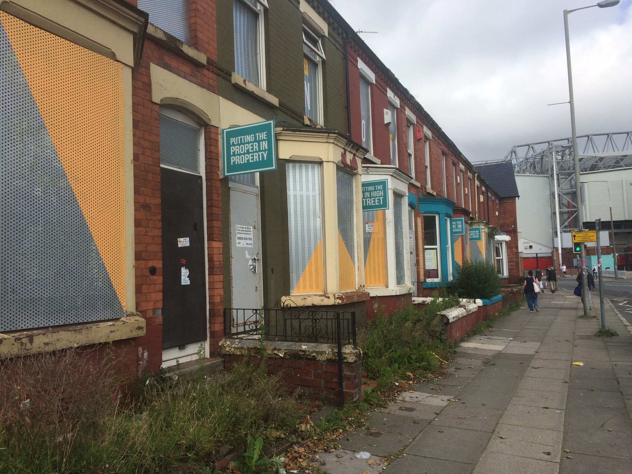 Der rund um Homebaked entstandene Community Land Trust hat die gesamte Häuserzeile erworben. Links im Hintergrund das Stadion des LFC. 