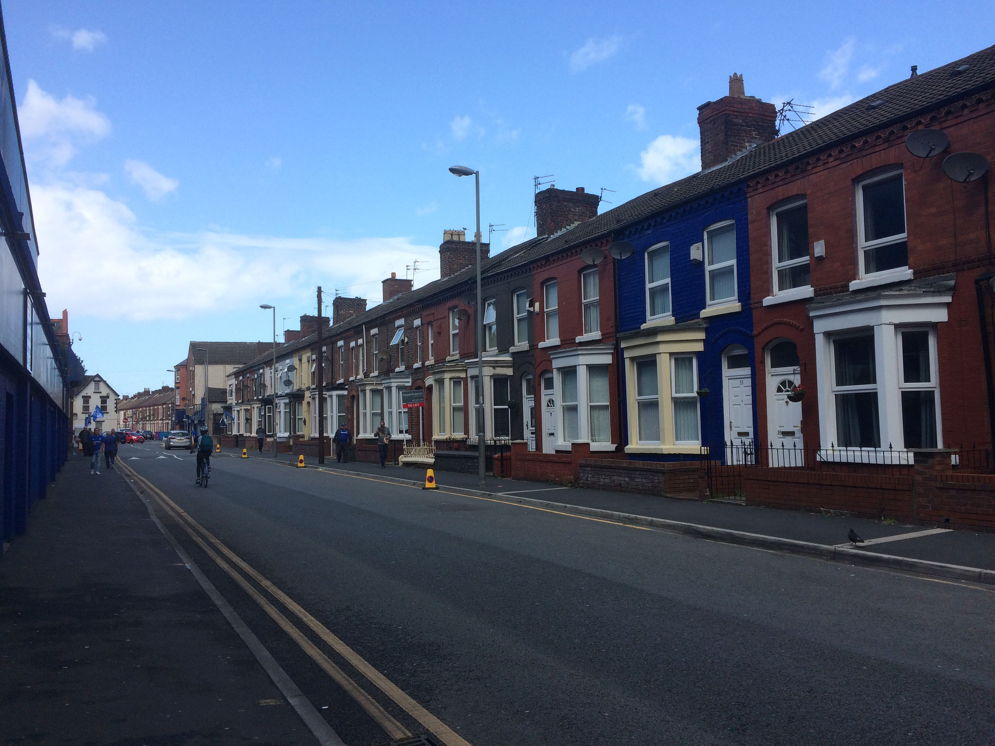 Links Goodison Park, rechts Wohnungen. 