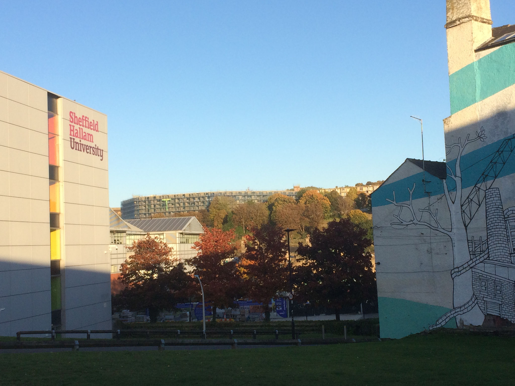 Auch vom Campus der Hallam University in der Innenstadt aus ist der brutalistische Komplex gut zu erkennen
