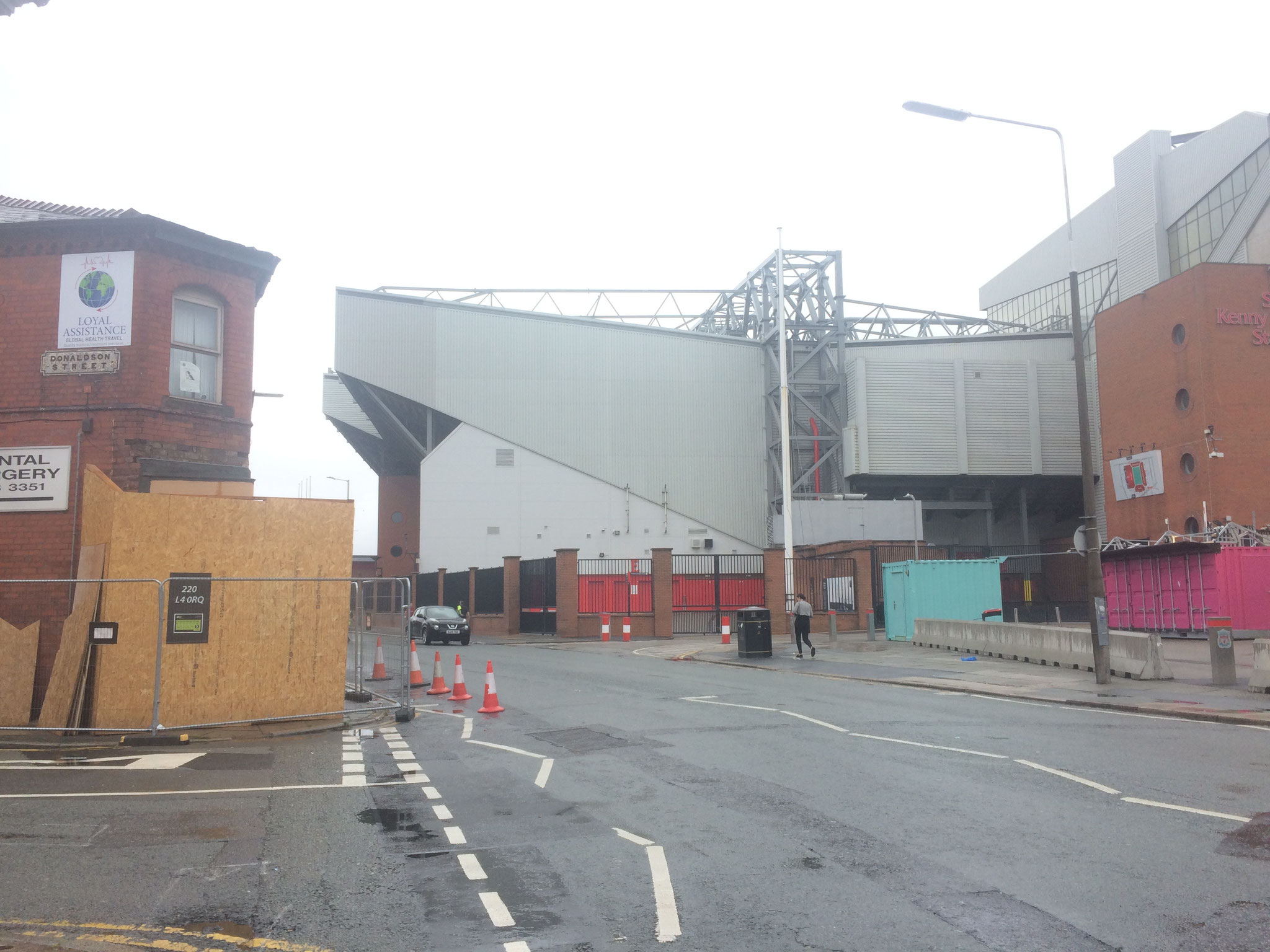 Rund um das Stadion des LFC (links) sind die Arbeiten noch immer nicht abgeschlossen