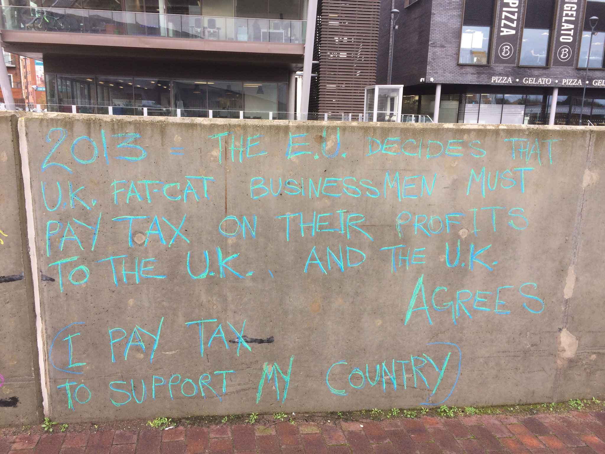 Politische Statements auf Beton im neuen Hafenquartier