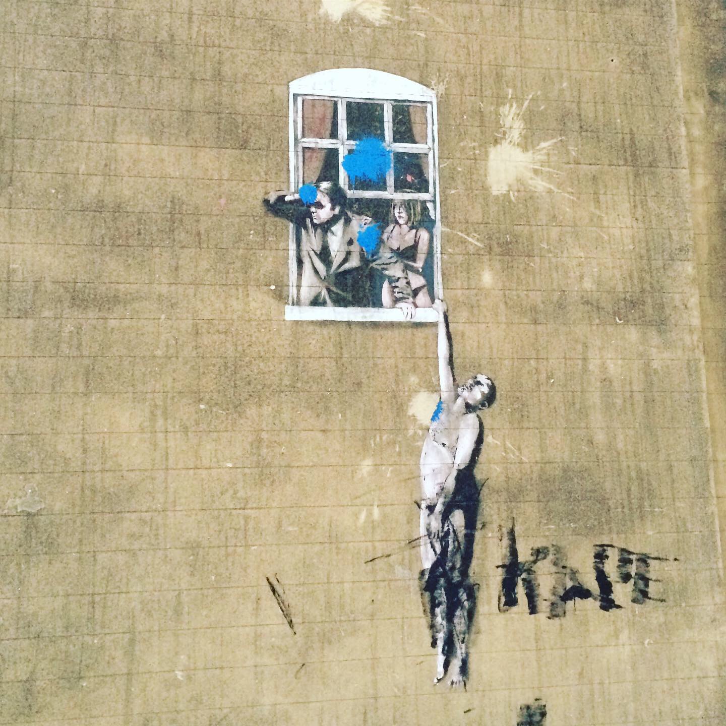 Banksy´s 'Well Hung Lover', 2006 an der Wand einer früheren Klinik für sexuelle Gesundheit entstanden - die blaue Farbe zeugt von einer Farbattacke in 2009